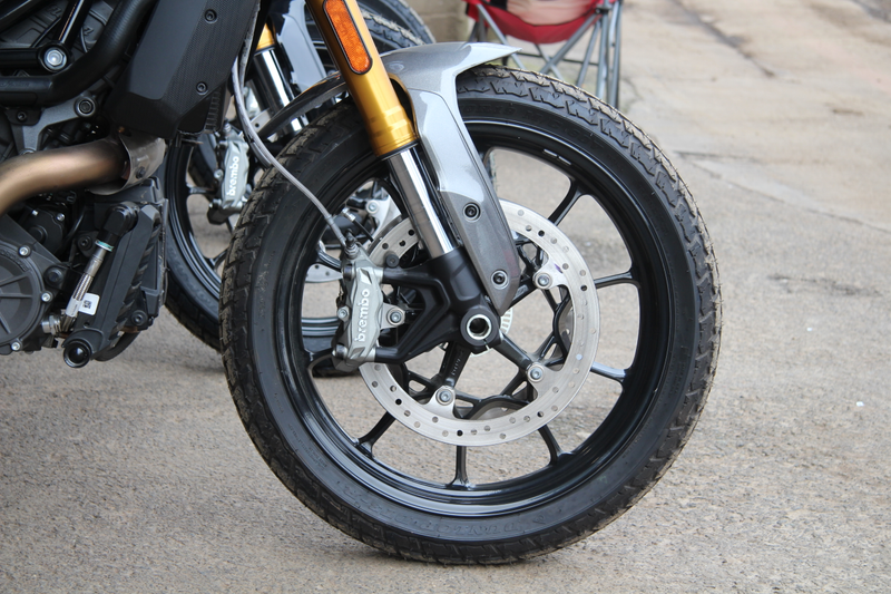 Illustration for article titled What I Learned Riding a 1200cc Motorbike With No Front Brake on a Dirt Track